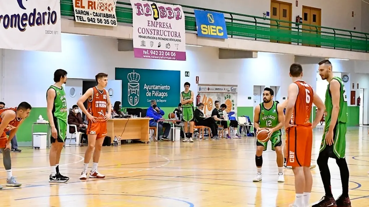 Sutina, del Pas Pi&eacute;lagos, se dispone a lanzar un tiro libre, en el partido del pasado fin de semana. / alerta Tiempo muerto del Cantbasket. / Lanza