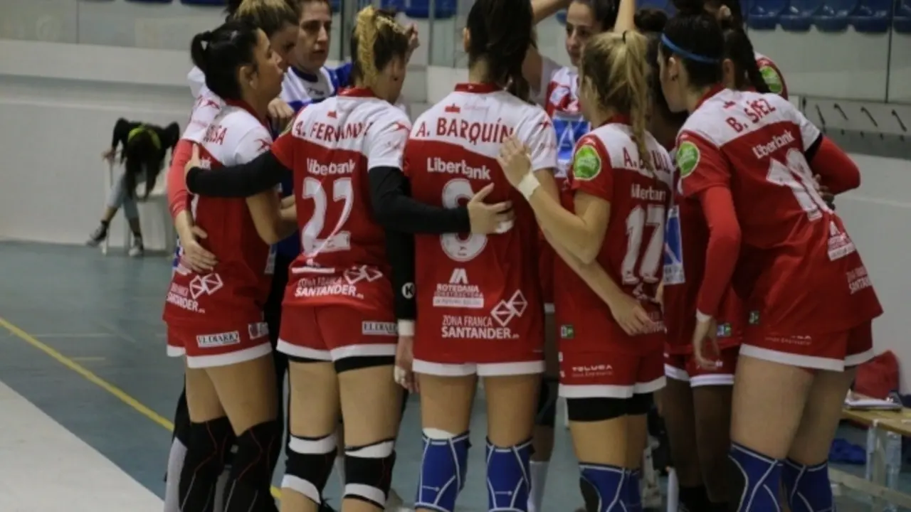 Las chicas del balonmano Pereda durante un encuentro. / ALERTA