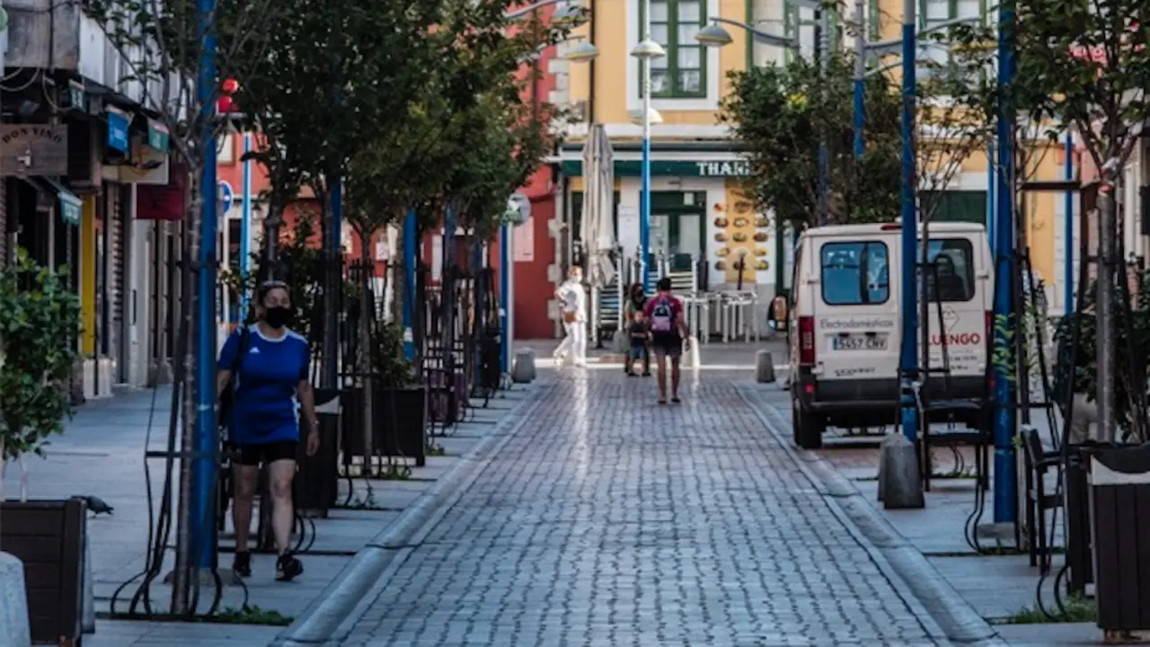 Vista de una calle del centro de Santo&ntilde;a. / ALERTA