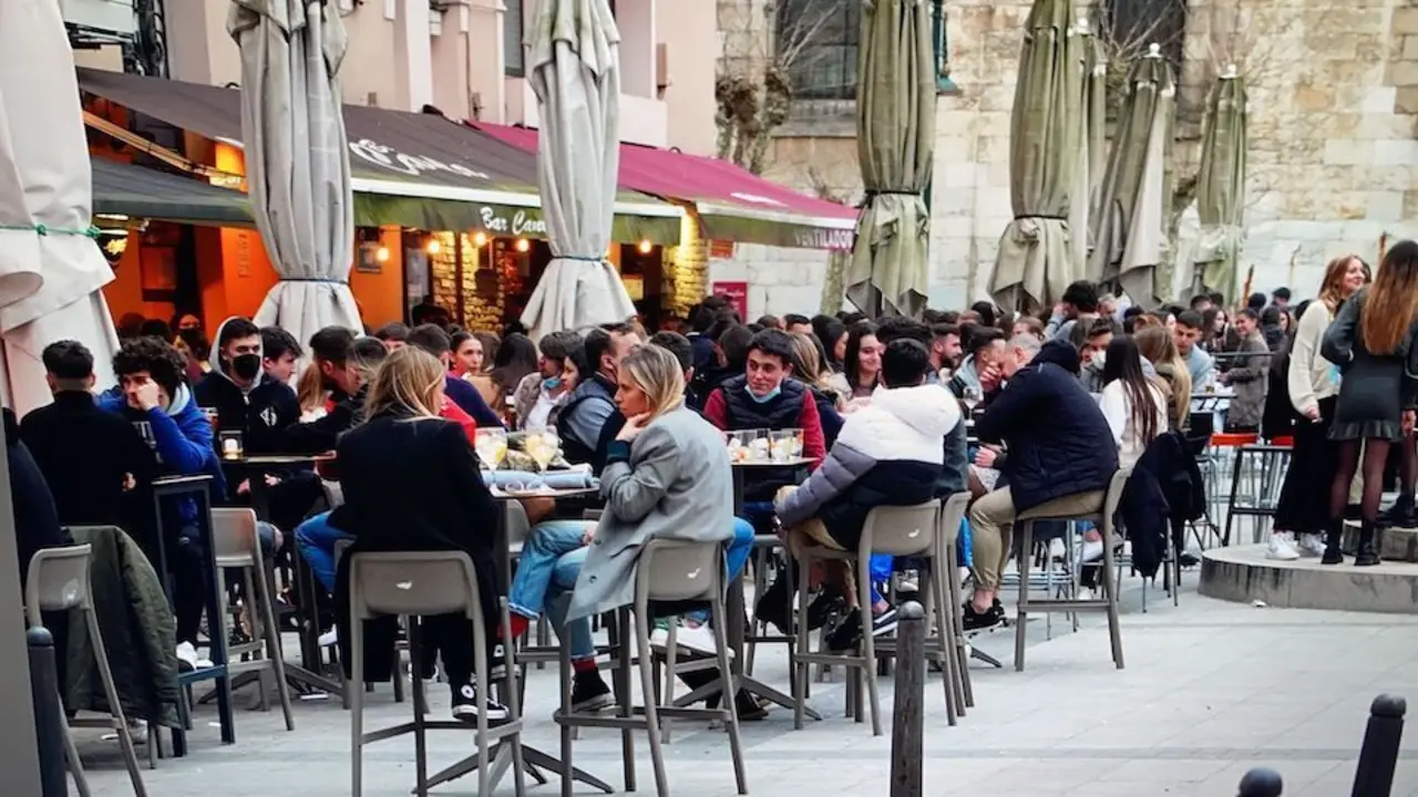 Varias personas en la terraza de los locales de hosteler&iacute;a nocturna en la Plaza de Ca&ntilde;ad&iacute;o. / Hardy