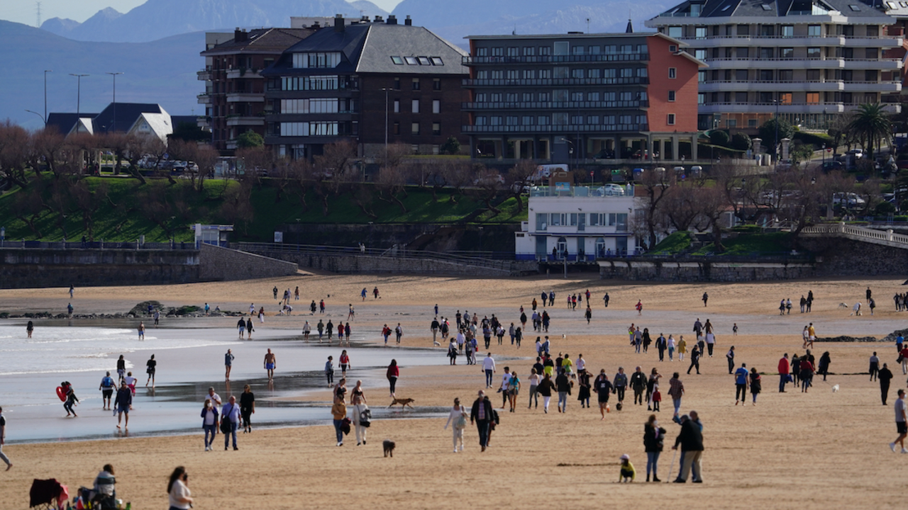 Varias personas disfrutan de la playa en el Sardinero donde luce el sol. / HARDY