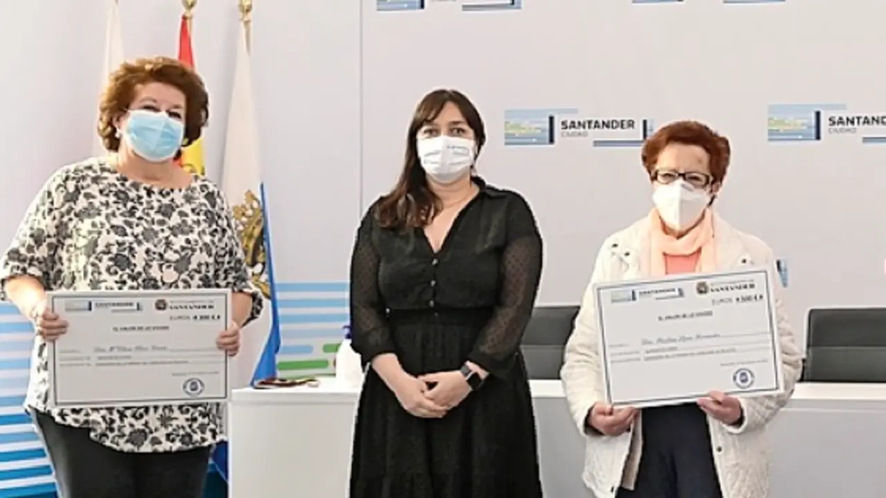 Paulina L&oacute;pez y M&ordf; Elena Oliva junto a la concejal de Santander. / ALERTA