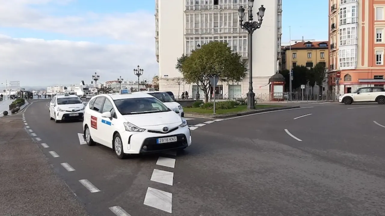 Varios taxis circulan por las inmediaciones de Puertochico. / S. D.