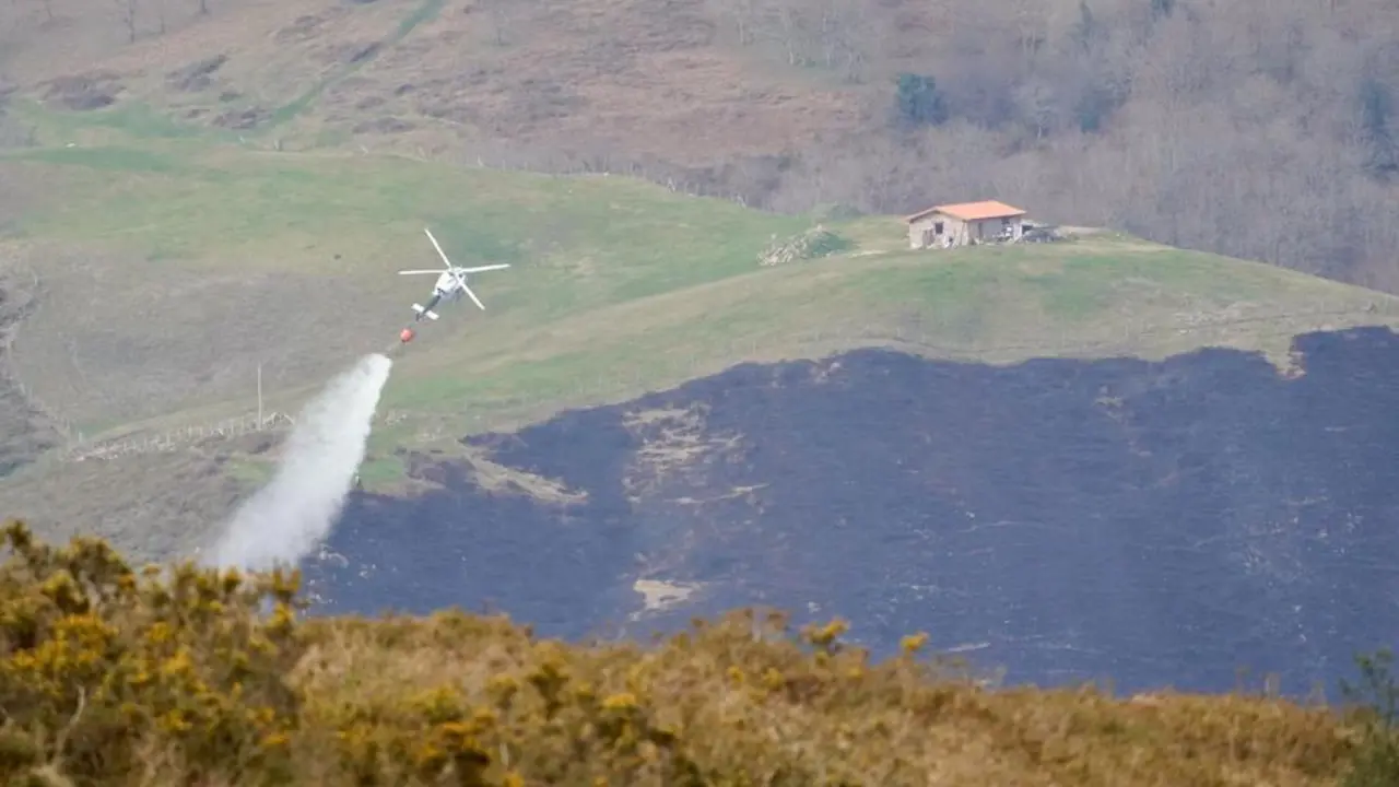 El equipo del BRIFF del Gobierno de Espa&ntilde;a ayuda en los incendios. / @BRIFRUENTE