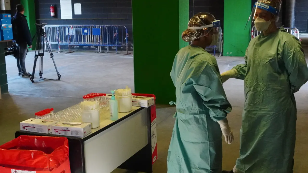 Dos sanitarios charlan en la finalizaci&oacute;n del testaje de coronavirus. / Hardy