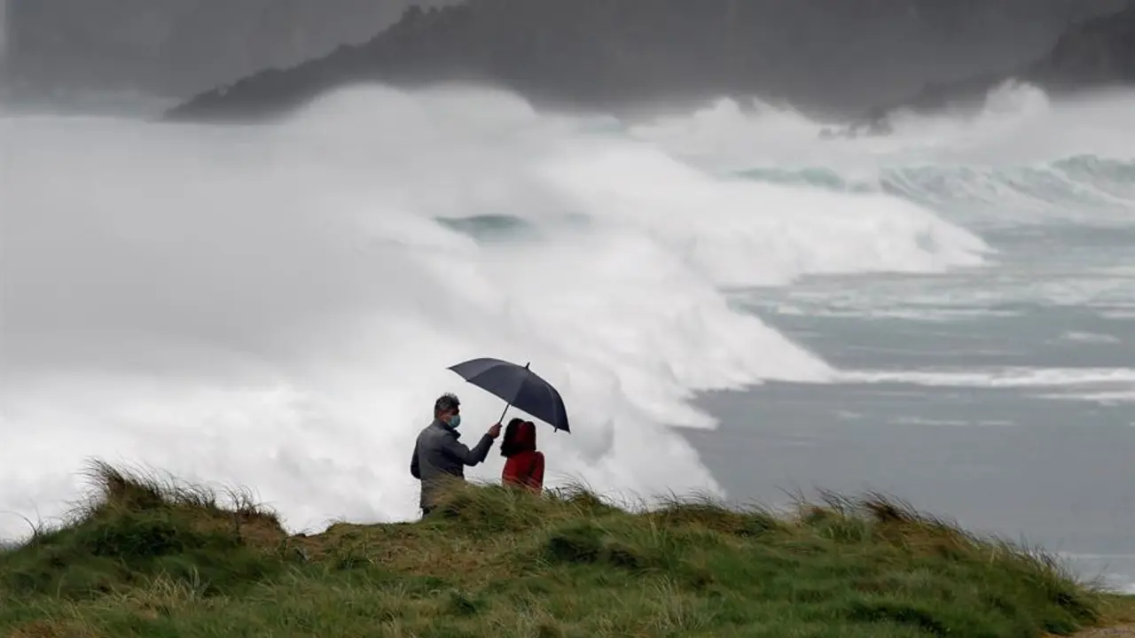 Vista del oleaje este s&aacute;bado de la playa de Ponzos en Ferrol (A Coru&ntilde;a). Once comunidades est&aacute;n en "alerta" ante las persistentes precipitaciones y los fuertes vientos que trae la borrasca Karim, que en algunos zonas altas y del litoral en el norte peninsular pueden alcanzar los 120 kil&oacute;metros por hora. EFE/Kiko Delgado