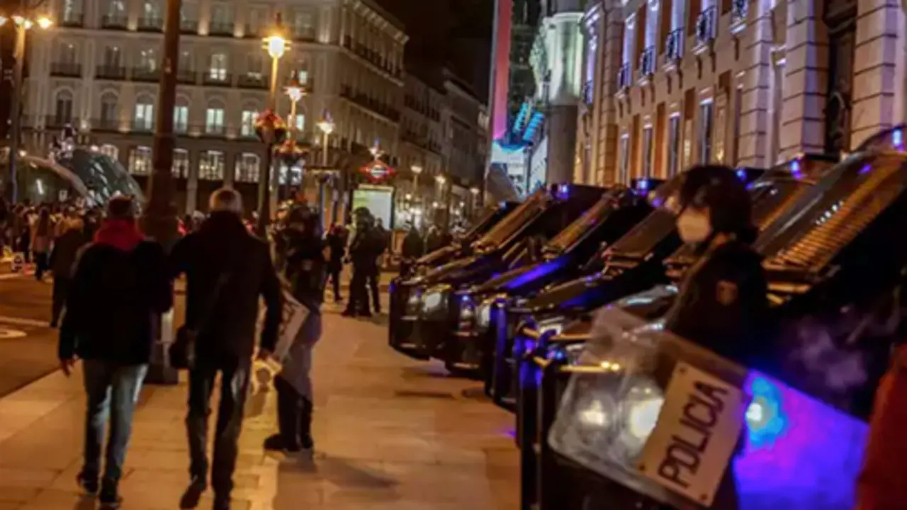 Varios furgones de la Polic&iacute;a Nacional durante una manifestaci&oacute;n contra el encarcelamiento del rapero y poeta Pablo Hasel en la Puerta del Sol. - Ricardo Rubio - Europa Press