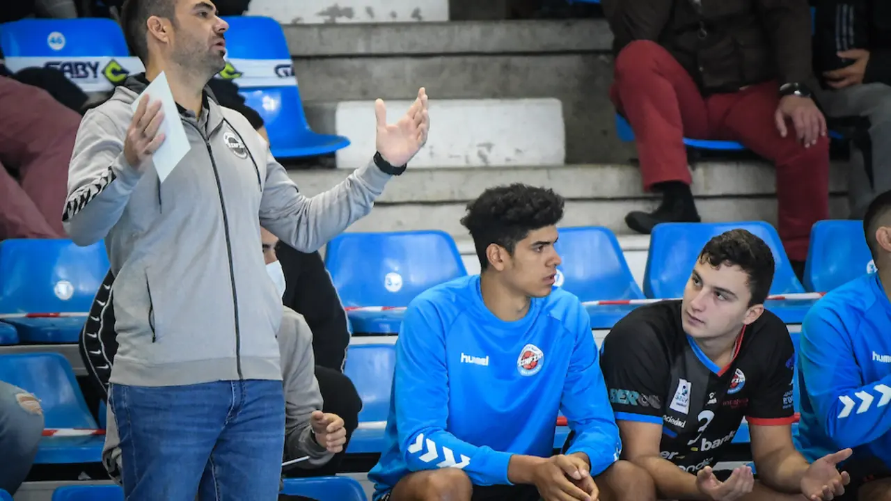El entrenador del Sinfin lamenta una jugada del partido. / Hardy