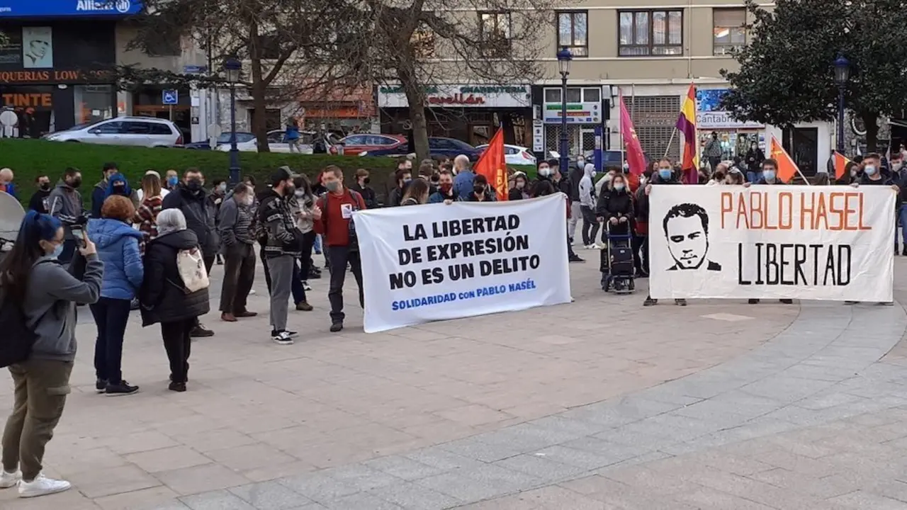 Vista de la concentraci&oacute;n en la calle Burgos en Santander para pedir la libertad del rapero Pablo Hasel. / @PCPE_Cantabria