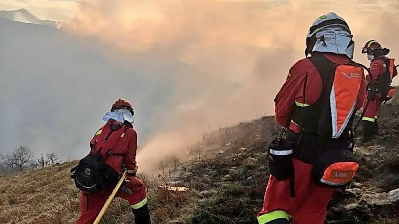 Brigada de Refuerzo de Incendios Forestales y se ha solicitado el apoyo de los helic&oacute;pteros del 112. / ALERTA