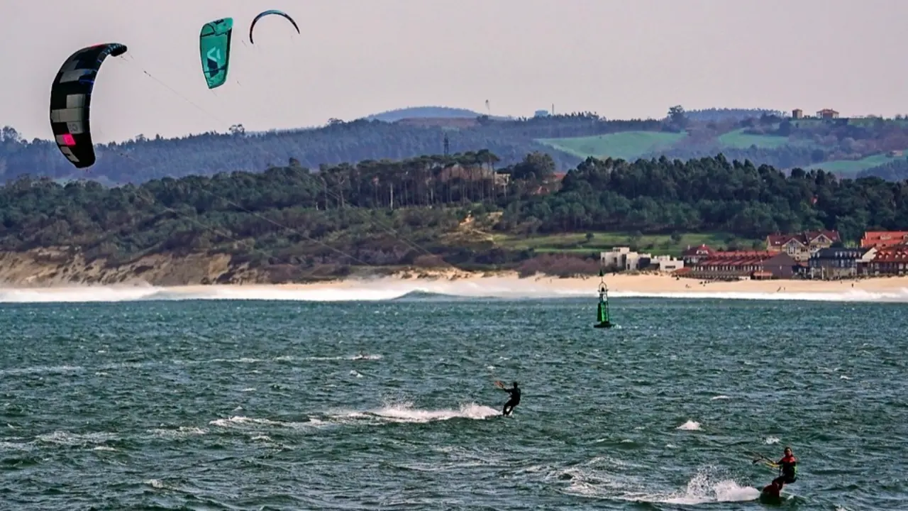 Cantabria est&aacute; en riesgo de diferentes niveles por fuertes vientos. Muchos deportistas han aprovechado el viento sur que soplaba ayer en Santander para hacer deporte. / HARDY