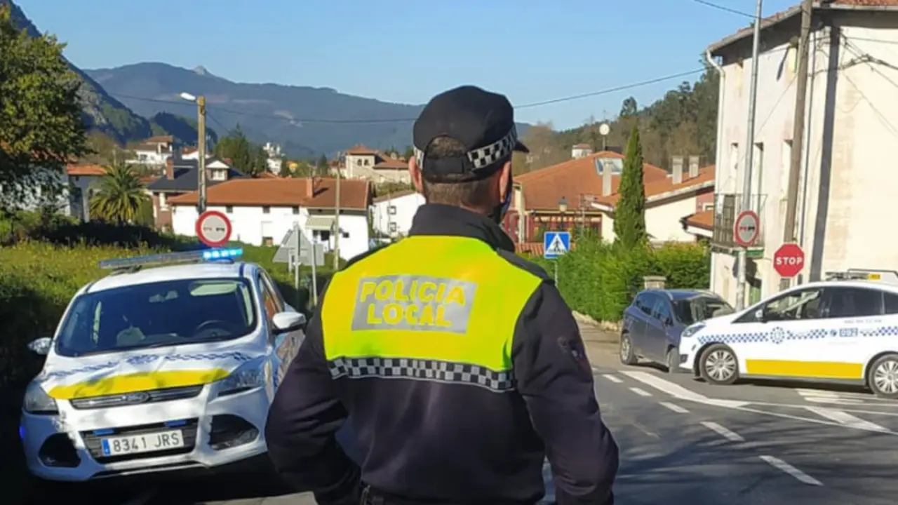 Imagen de un polic&iacute;a de Castro Urdiales durante su labor diaria. / ARCHIVO