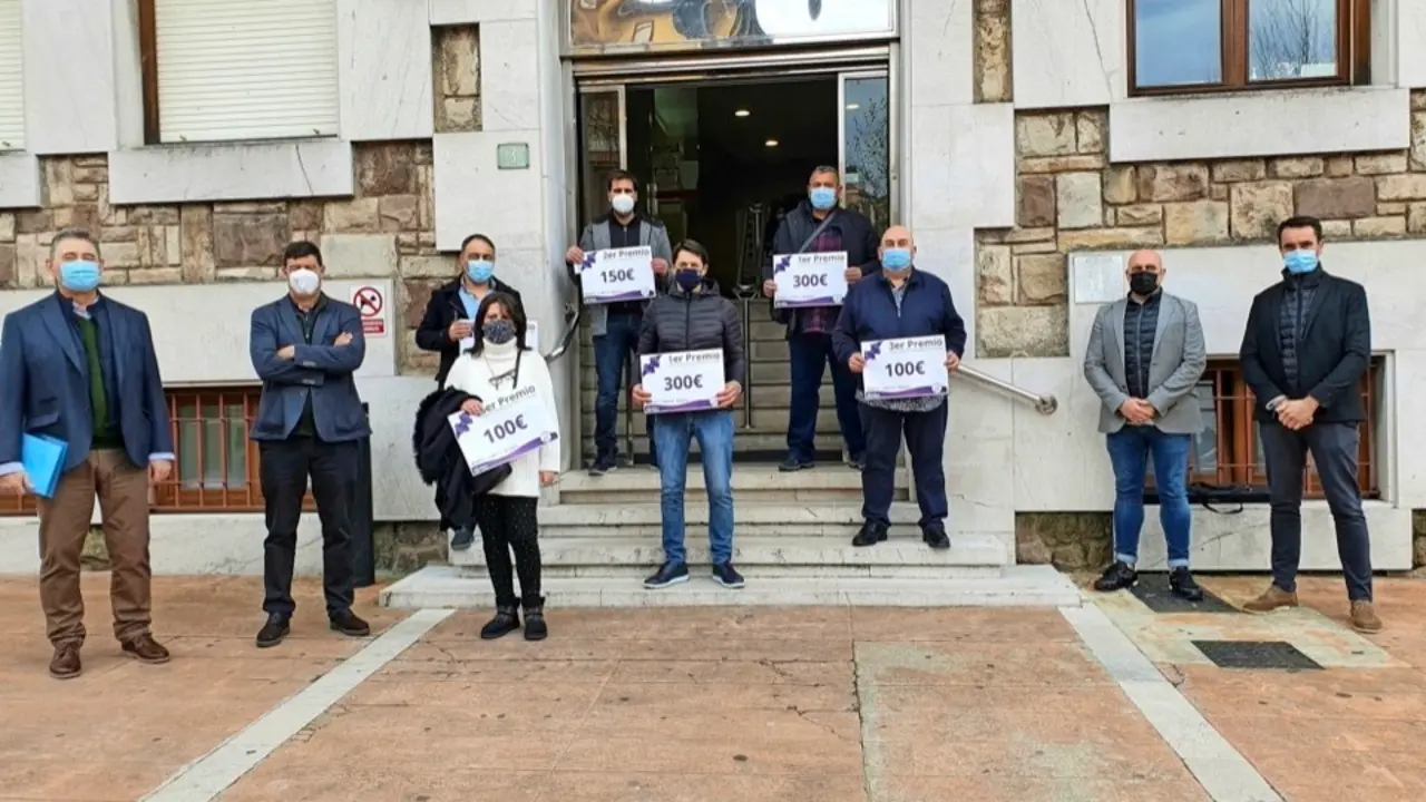Los ganadores exhiben el premio entregado por el Ayuntamiento de la ciudad. / ALERTA