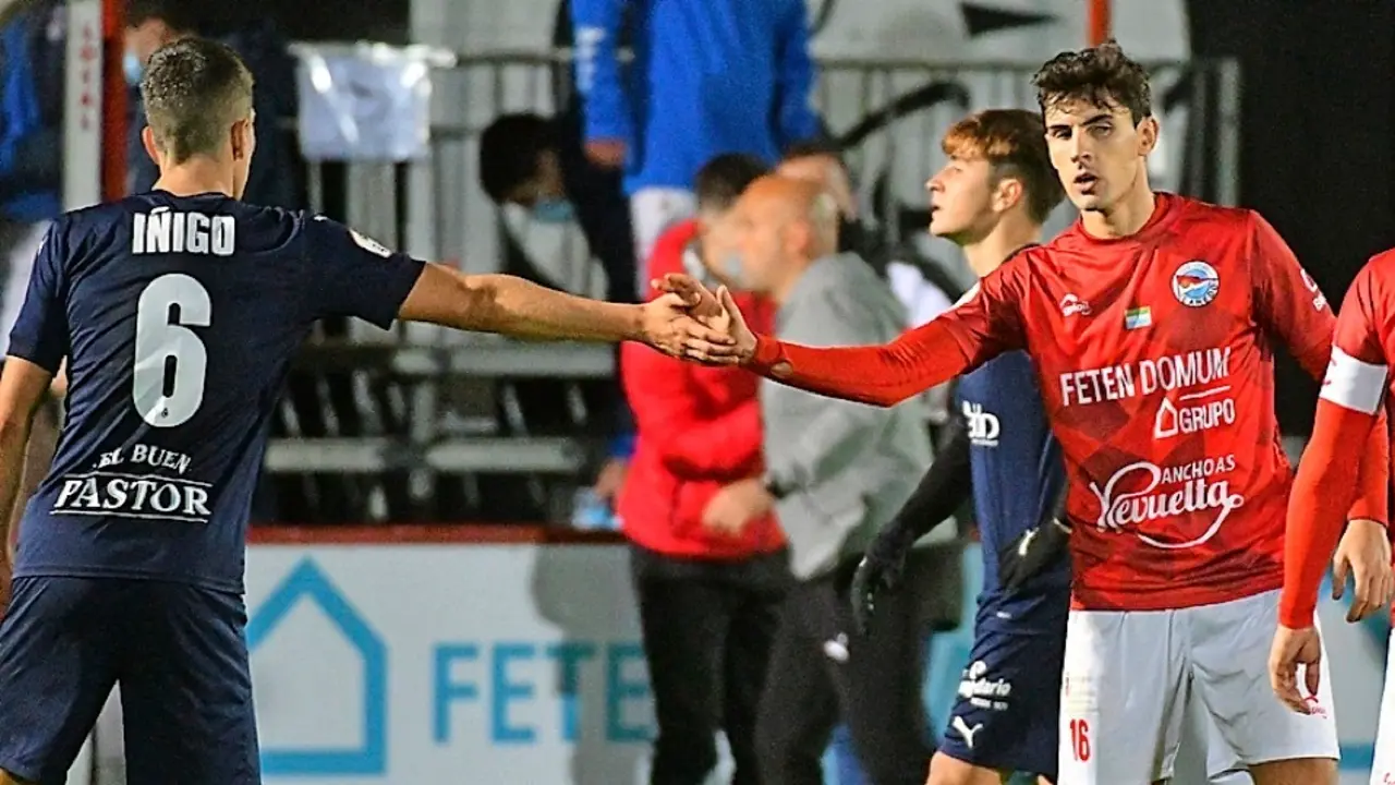 I&ntilde;igo Sainz Maza estrecha la mano de Borja Ares tras el partido de la primera vuelta entre Racing y Laredo disputado en San Lorenzo. / ALERTA