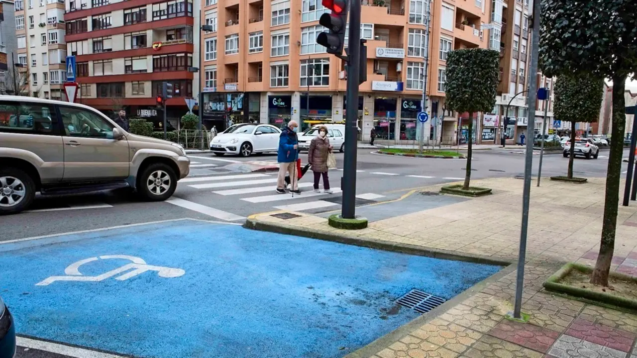 Plaza de aparcamiento para movilidad reducida. / ALERTA