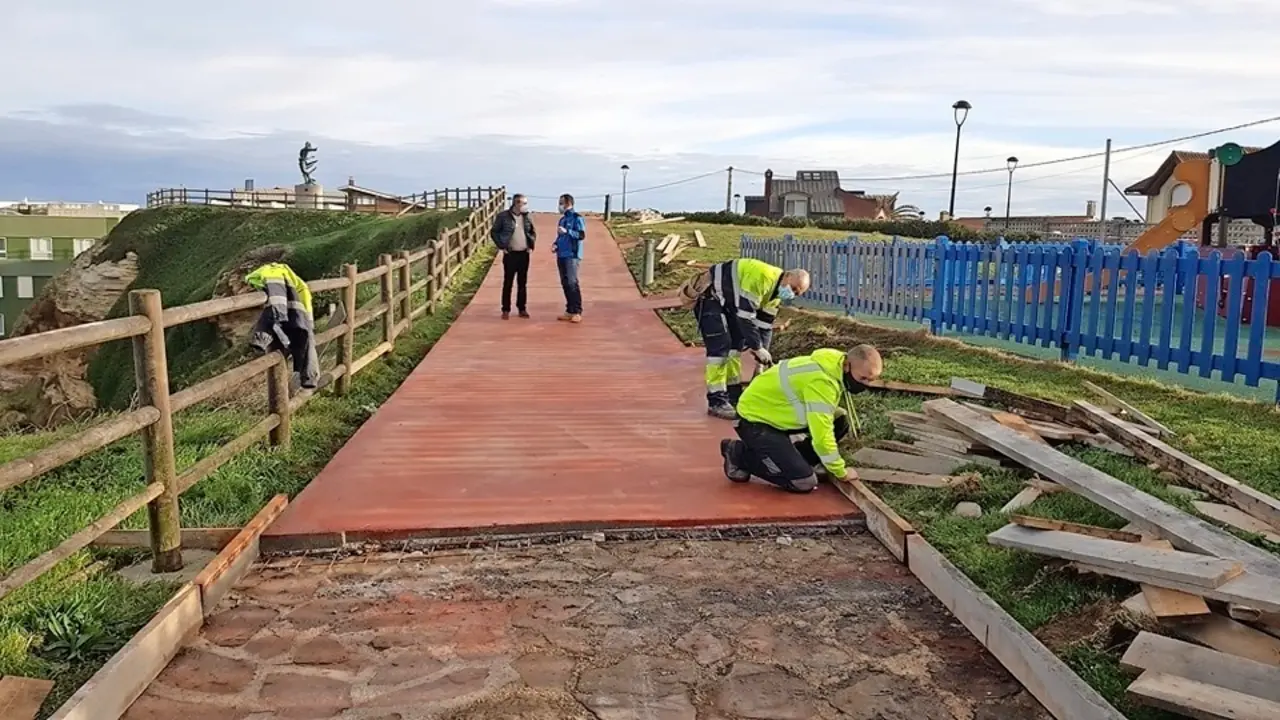 Los operarios realizando los trabajos en la zona de la playa de Los Locos. / ALERTA