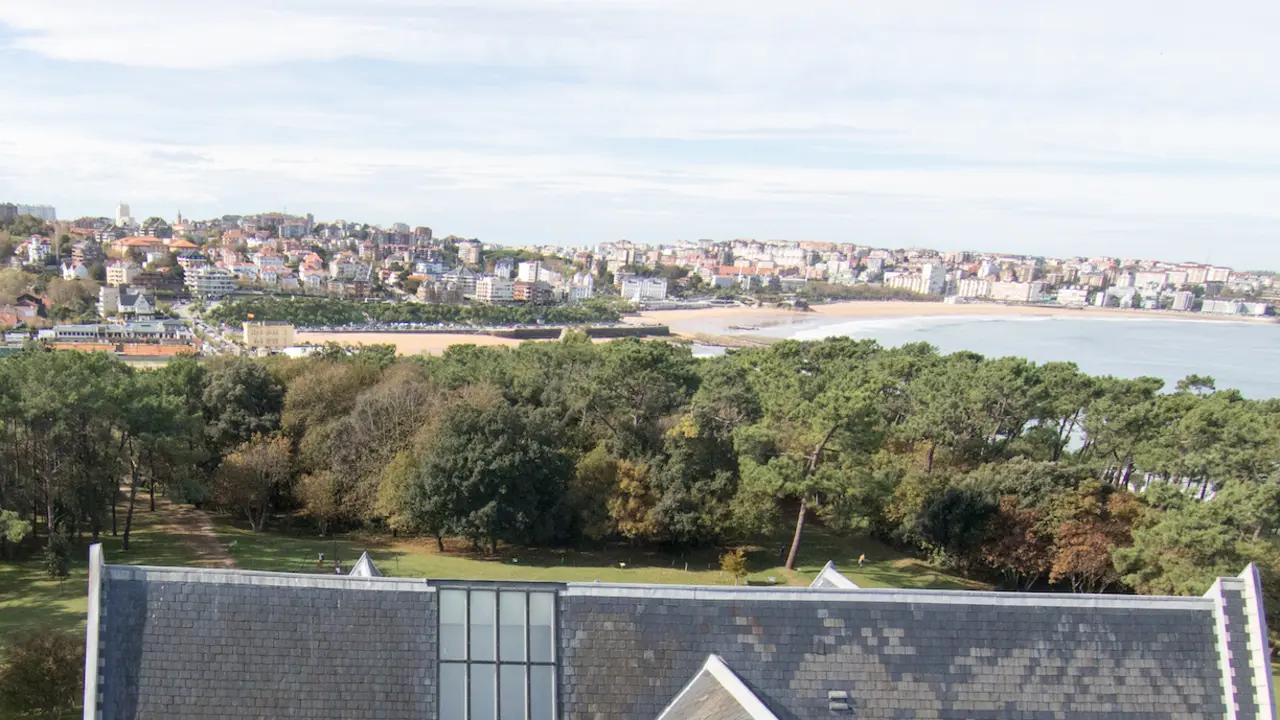 Vista de la costa de la bah&iacute;a de Santander desde la pen&iacute;nsula de la Magdalena. / Hardy