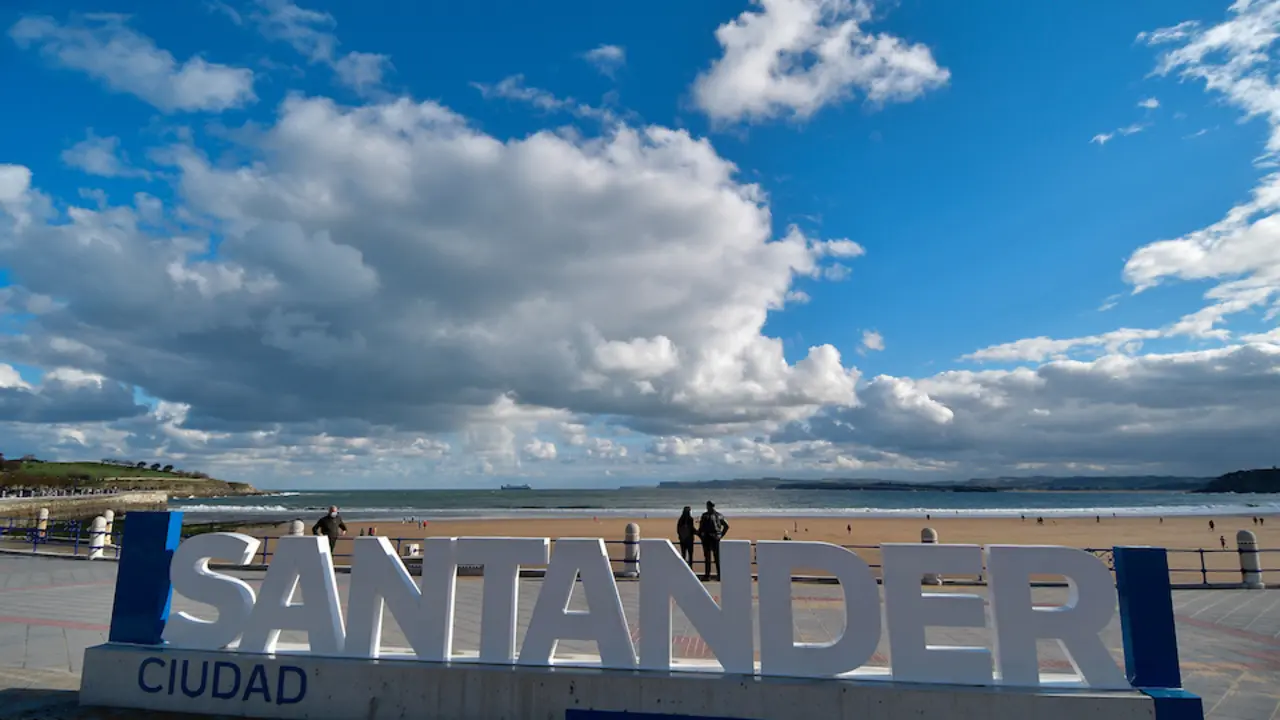 Vista del cartel de Santancer bajo el cielo parcialmente nuboso en el d&iacute;a de hoy. / Hardy