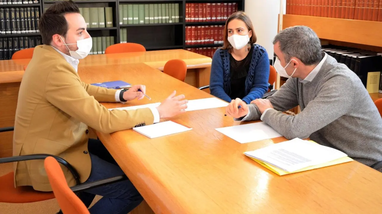 El portavoz de Educaci&oacute;n del grupo popular en el Parlamento de Cantabria, &Aacute;lvaro Aguirre, con representantes del profesorado de FP afectado