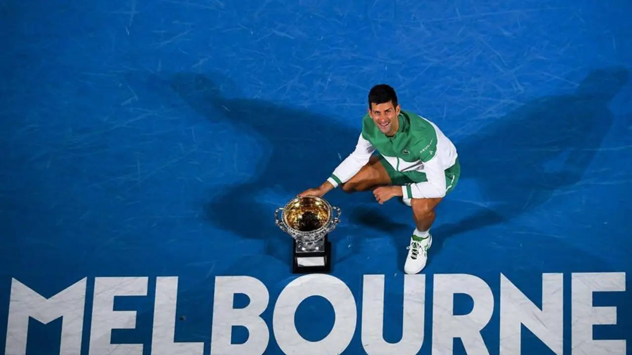 Novak Djokovic de Serbia posa con la Norman Brooks Challenge Cup despu&eacute;s de ganar su partido de la final masculina individual contra Daniil Medvedev de Rusia el d&iacute;a 14 del torneo de tenis del Abierto de Australia Grand Slam en Melbourne Park en Melbourne, Australia, 21 de febrero de 2021 (Tenis, Abierto , Rusia) EFE / EPA / JAMES ROSS AUSTRALIA Y NUEVA ZELANDA