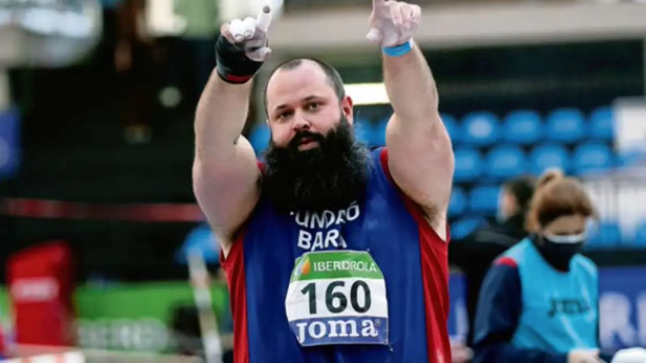 Carlos Tobalina celebrando su t&iacute;tulo de campe&oacute;n de Espa&ntilde;a. / EFE