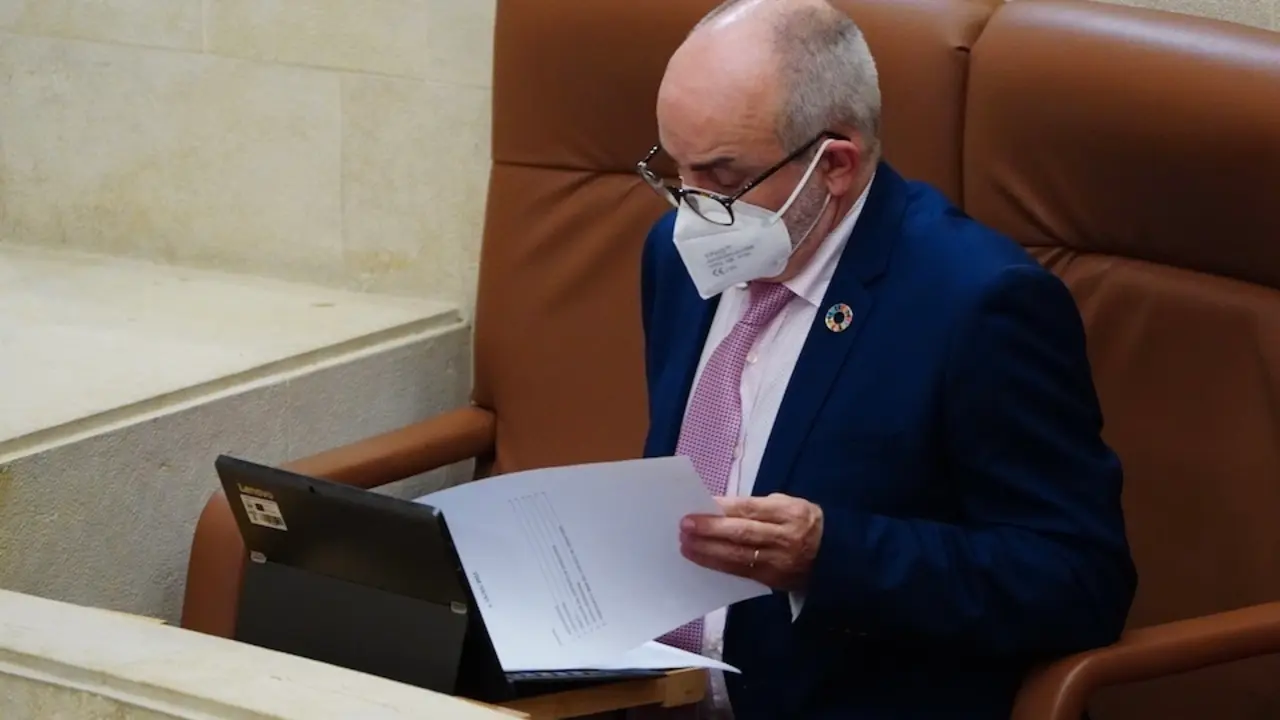 El consejero de Sanidad, Miguel Rodriguez durante una sesi&oacute;n parlamentaria. / HARDY