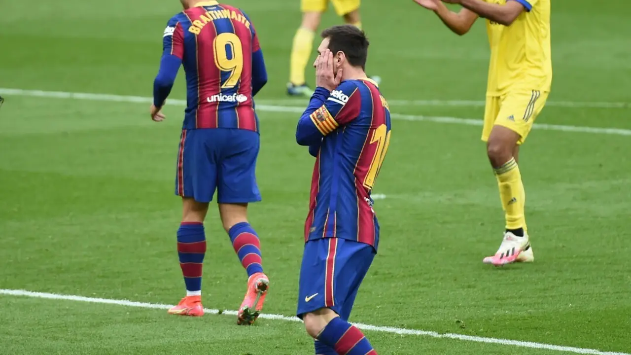 Los jugadores del C&aacute;diz celebran el gol de Alejandro Fern&aacute;ndez (3i), durante el partido de LaLiga Santander de la jornada 24 contra el Barcelona, este domingo en el Camp Nou en Barcelona.- EFE/ Toni Albir