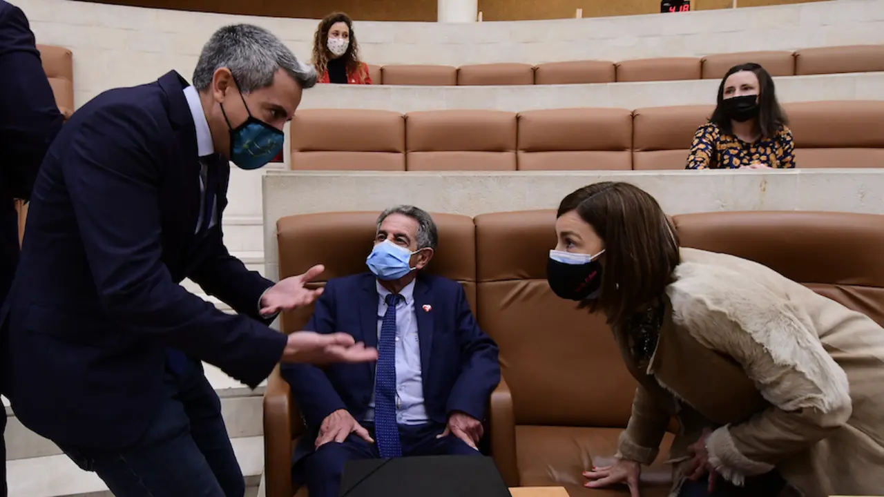 El vicepresidente Pablo Zuloaga junto al presidente y la consejera durante un pleno de Cantabria. / HARDY