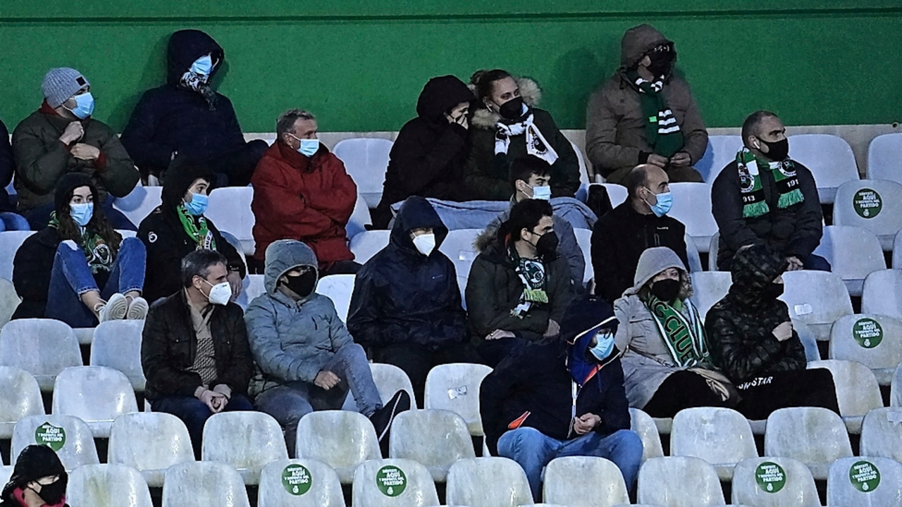 Los socios del Racing volvieron ayer de nuevo a El Sardinero, aunque en n&uacute;mero reducido.