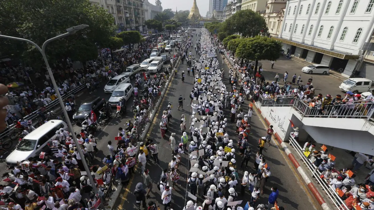 Manifestantes marchan por la calle durante una protesta contra el golpe militar de Myanmar, en Yangon, Myanmar, el 22 de febrero de 2021. Los comercios cerraron y miles de manifestantes antigolpistas salieron a las calles para realizar una huelga general en todo el pa&iacute;s bautizada como el "22222" o levantamiento de los "Cinco Dos", en referencia a la fecha, el 22 de febrero de 2021, a pesar de que la junta militar advirti&oacute; de que utilizar&iacute;a la fuerza letal. (Protestas, Golpe de Estado, Birmania, Estados Unidos) EFE/EPA/LYNN BO BO

Traducci&oacute;n realizada con la versi&oacute;n gratuita del traductor www.DeepL.com/Translator