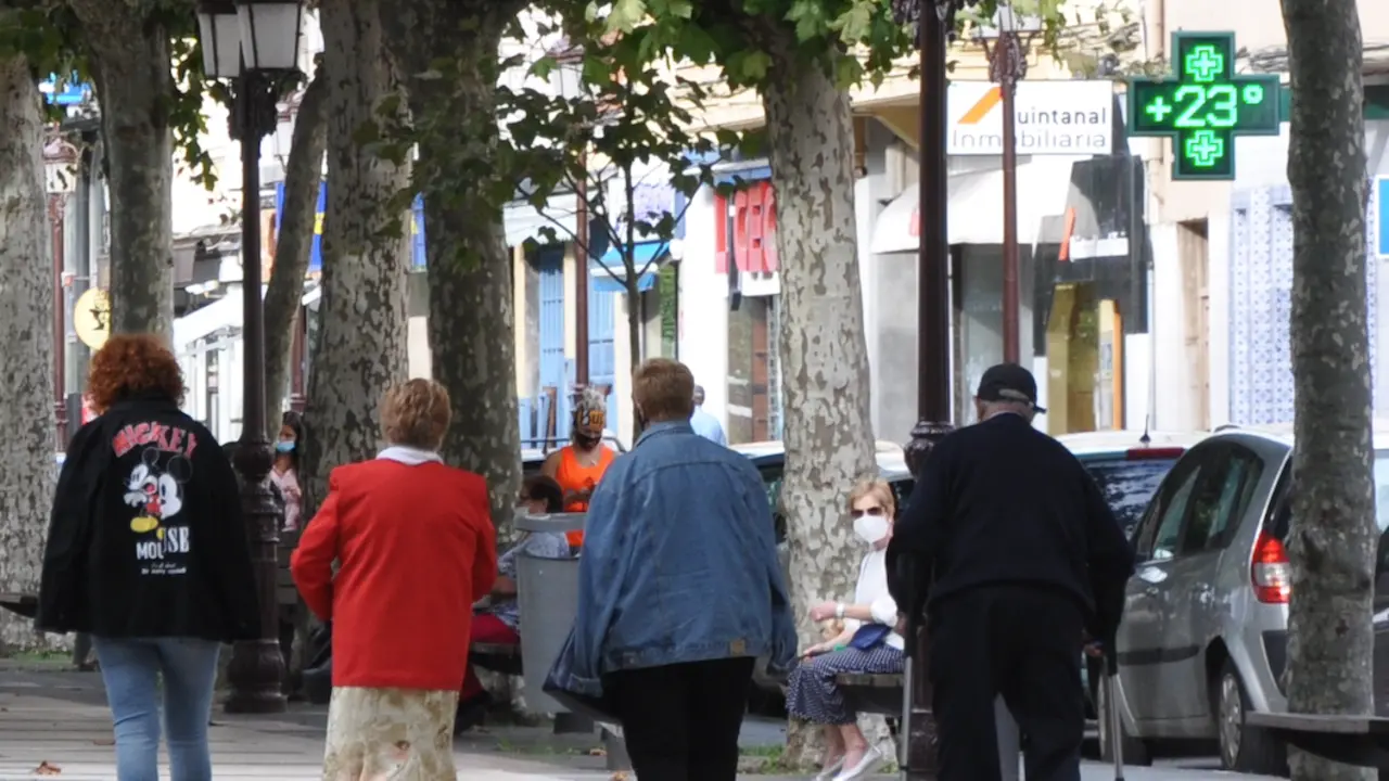 Vista de varias personas caminando por la Avenida de Espa&ntilde;a en Torrelavega. / S.D.
