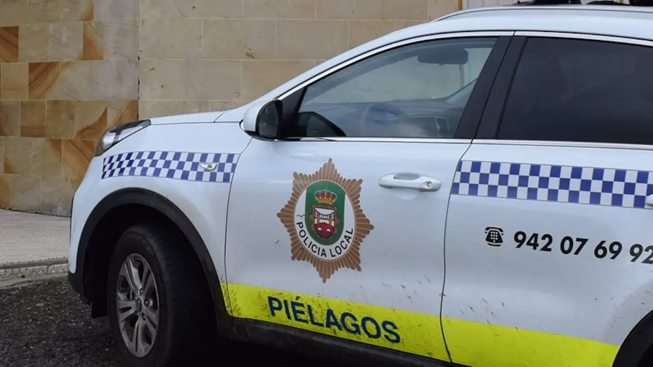 Veh&iacute;culo de la Polic&iacute;a Local de Pi&eacute;lagos.