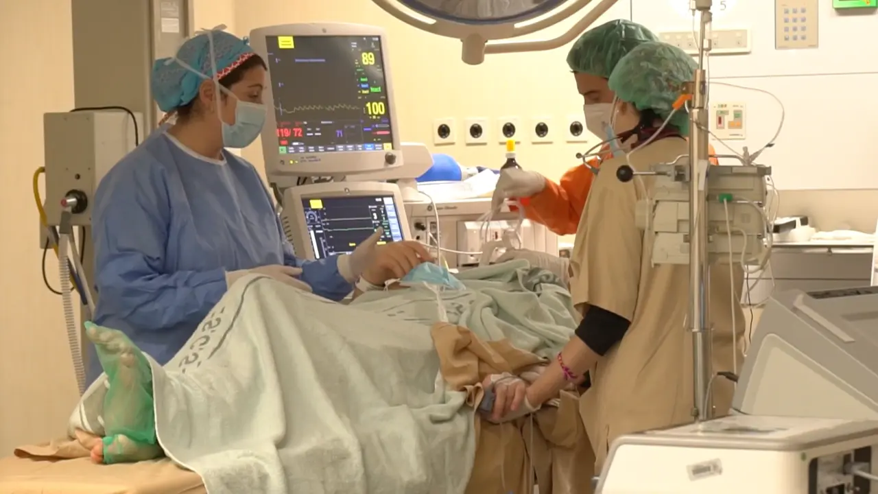 Los sanitarios del Hospital Marqu&eacute;s de Valdecilla atienden a un paciente. / TREVOL