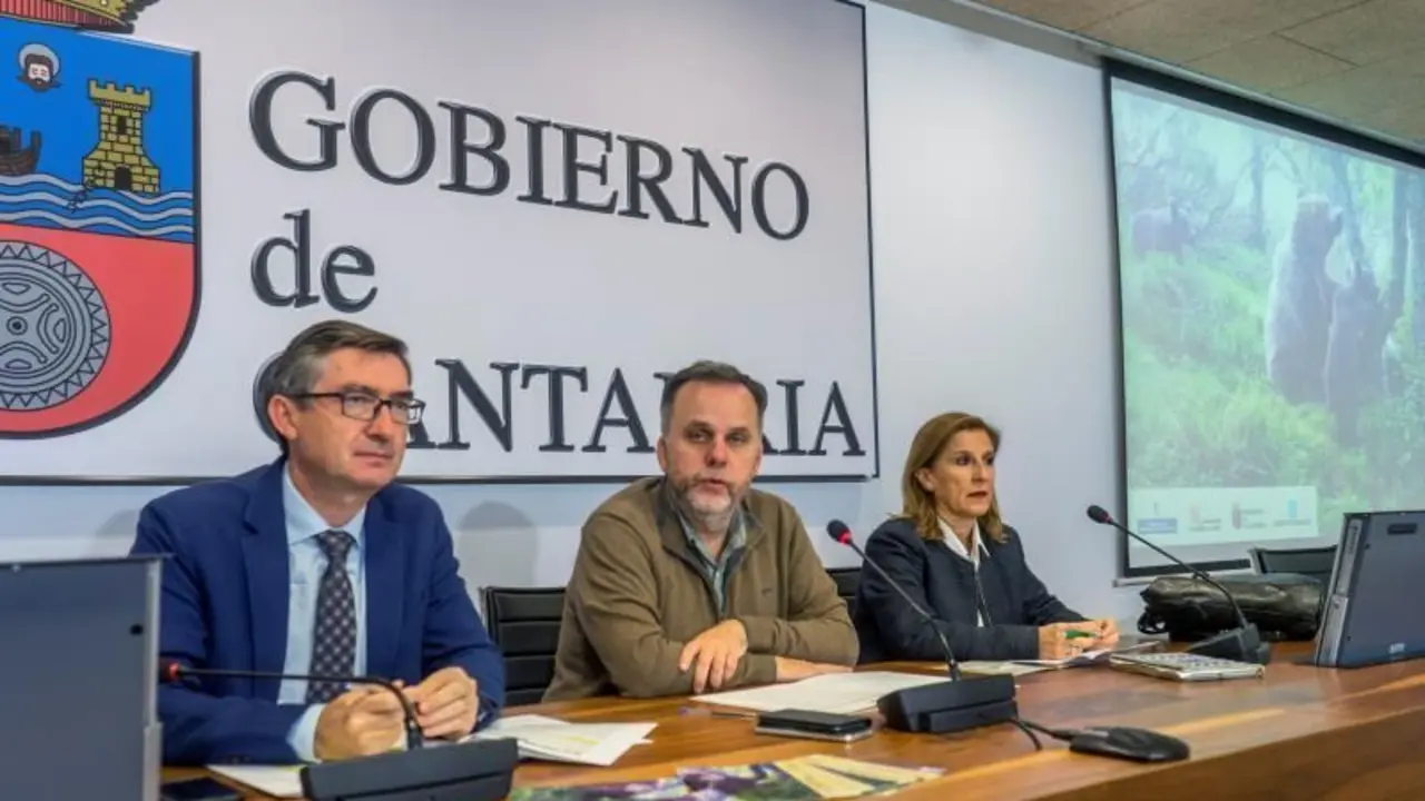 El director general de Biodiversidad, Medio Ambiente y Cambio Clim&aacute;tico de Cantabria, Antonio Lucio en medio de la mesa. / ALERTA