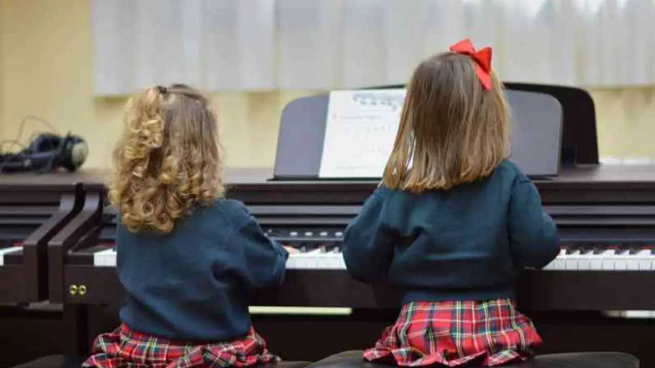 Dos alumnas del Colegio Pe&ntilde;alabra en Miengo.