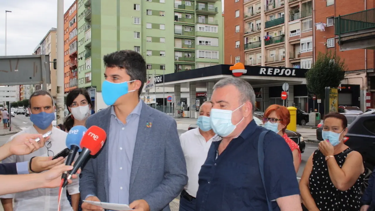 El portavoz socialista Daniel Fern&aacute;ndez durante la visita hoy a la calle Castilla de Santander donde est&aacute; ubicada ya una gasolinera. / ALERTA