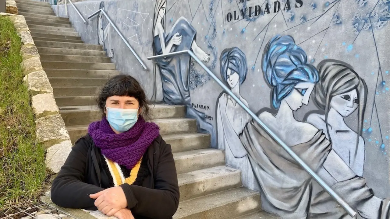 La concejala de Juventud, Noem&iacute; M&eacute;ndez frente al mural. / ALERTA