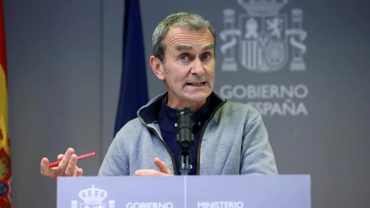 El director del Centro de Coordinaci&oacute;n de Alertas y Emergencias Sanitarias, Fernando Sim&oacute;n, ofrece una rueda de prensa en la sede del Ministerio de Sanidad, este lunes en Madrid. EFE/Juanjo Mart&iacute;n