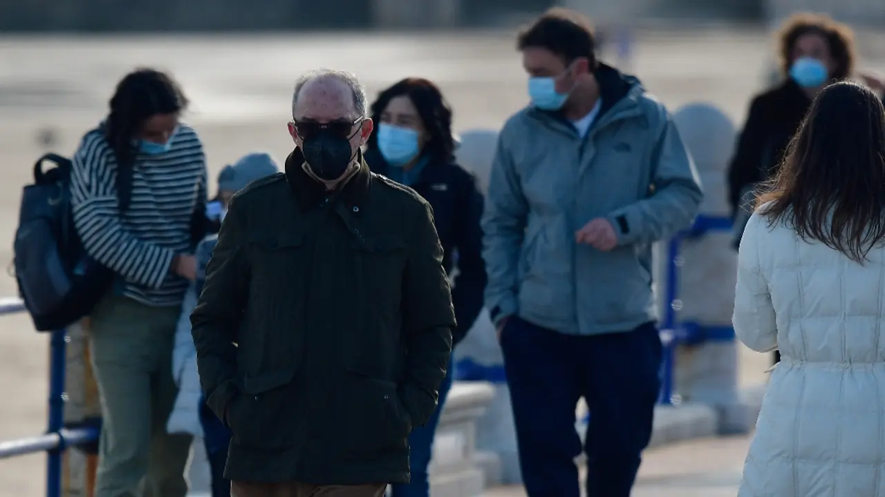 Varias personas caminan con su mascarilla por las inmediaciones del Sardinero en Santander. / HARDY