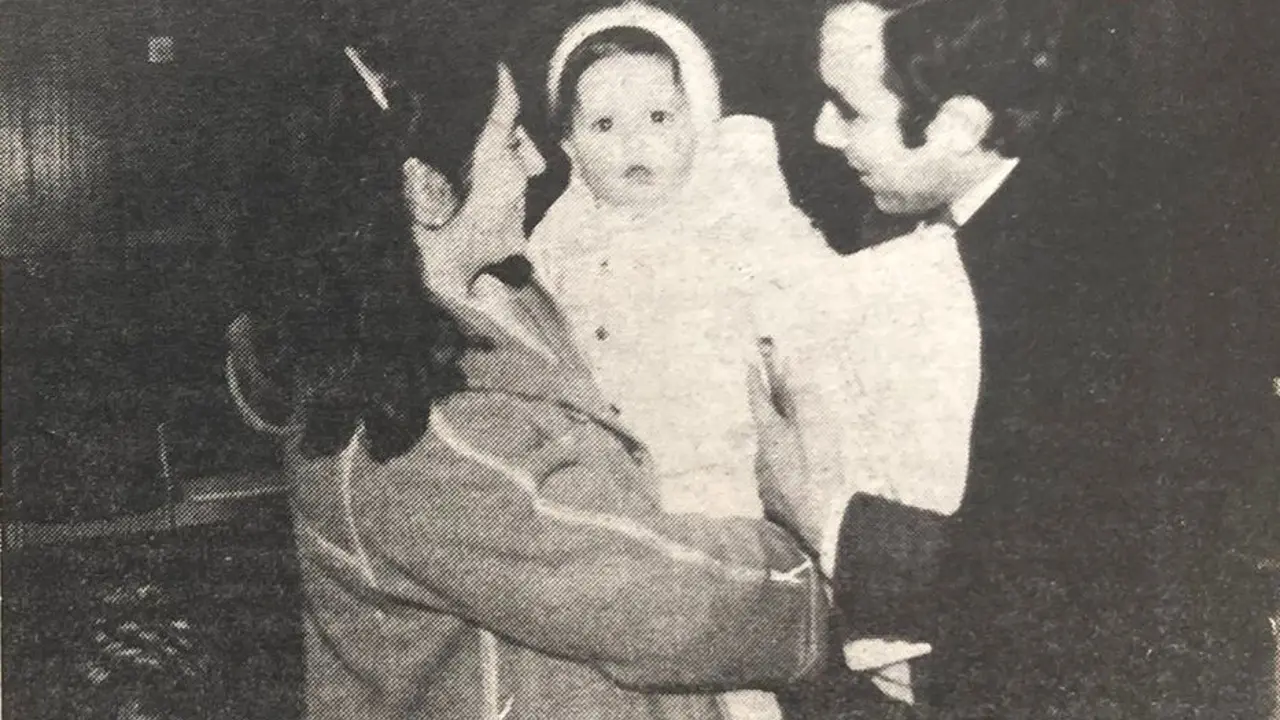 Ciriaco D&iacute;az Porras abraz&oacute; a u mujer, en presencia de sus hijos, a su llegada al aeropuerto de Parayas.