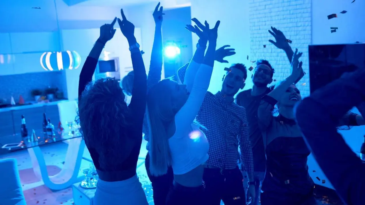 Airbnb proh&iacute;be las fiestas en sus alojamientos y limita a 16 el m&aacute;ximo de hu&eacute;spedes para evitar brotes ISTOCK