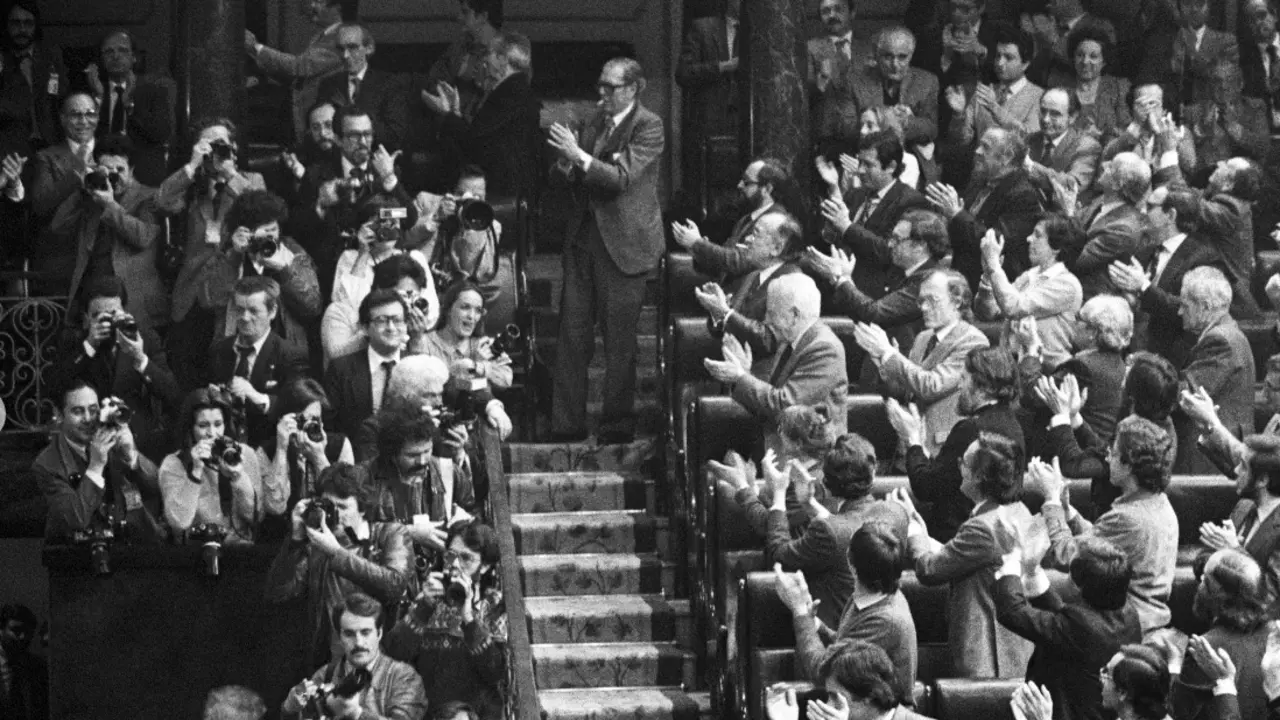 Los diputados, puestos en pie, aplauden a la tribuna de prensa, para felicitar a los informadores por su labor durante el 23F.  / Daniel Blanco / EFE