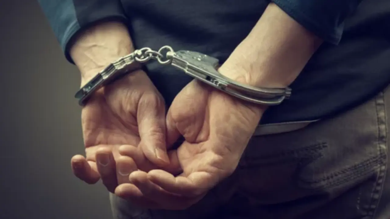 esposas detenido