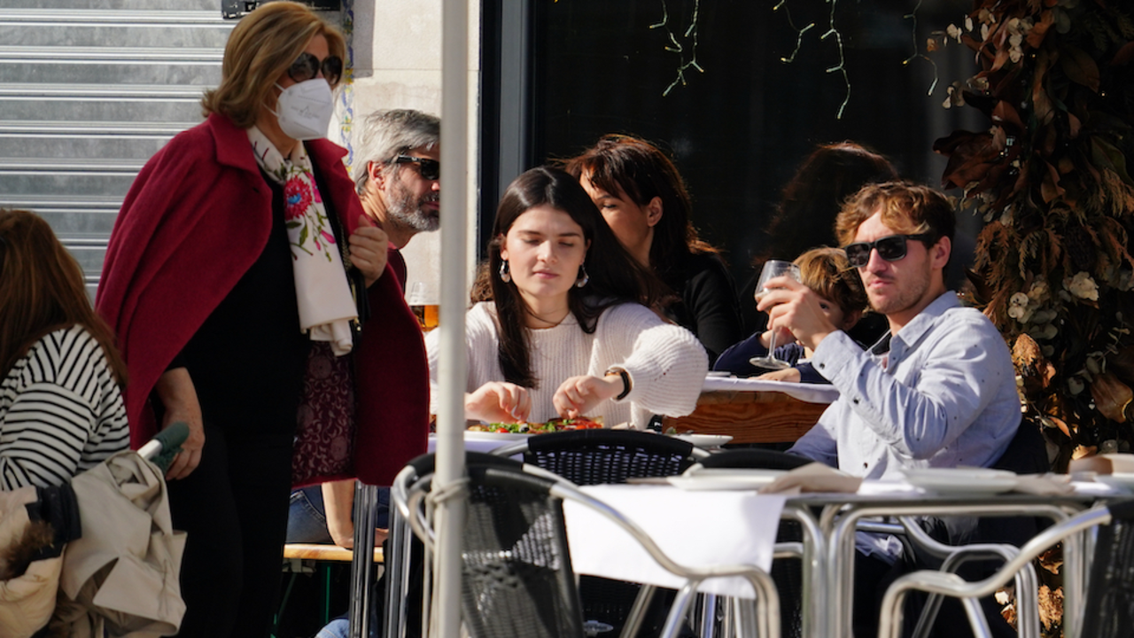 Varias personas disfrutan en una terraza de Santander. / Hardy