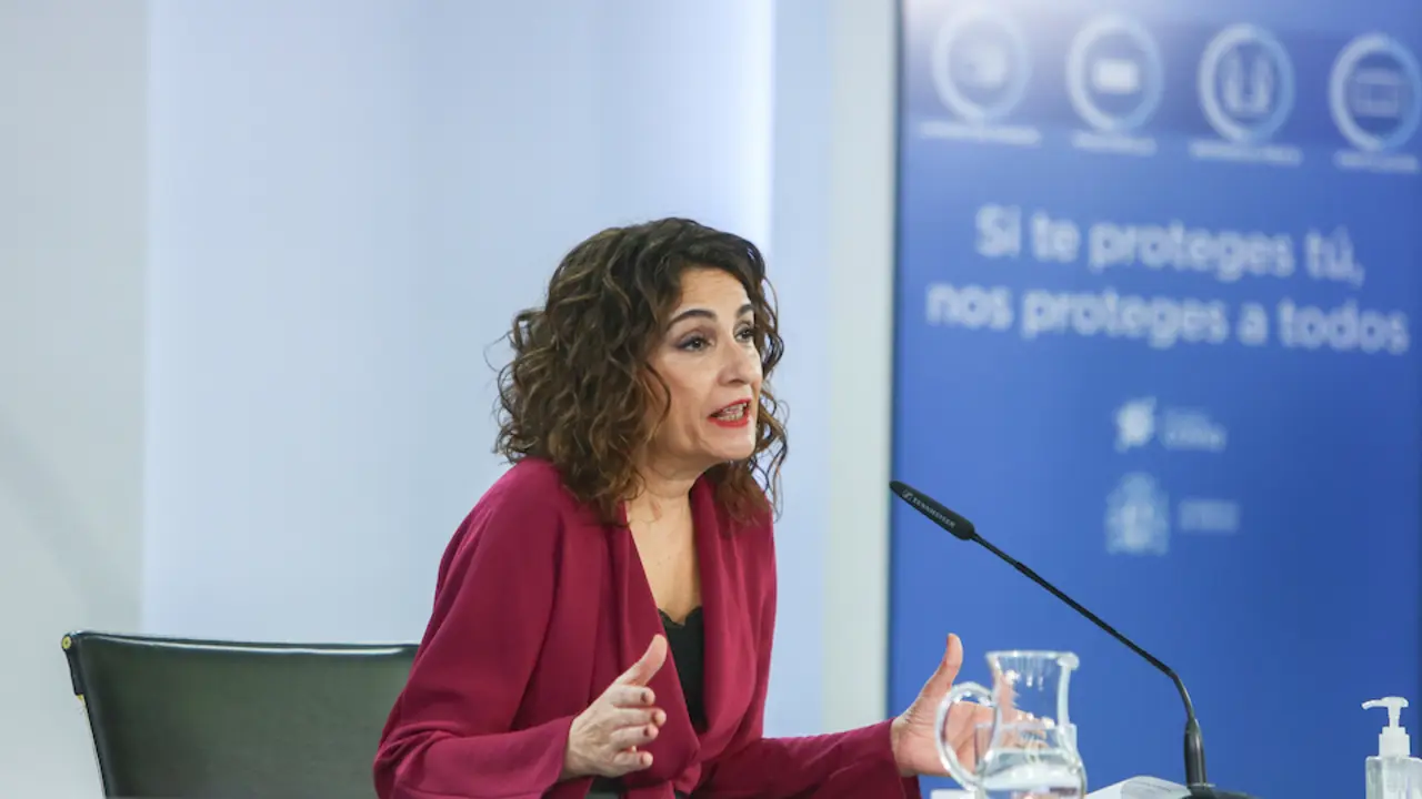 La ministra de Hacienda y Portavoz del Gobierno, Mar&iacute;a Jes&uacute;s Montero, interviene durante la rueda de prensa posterior al Consejo de Ministros, en Madrid (Espa&ntilde;a), a 23 de febrero de 2021. La reuni&oacute;n se produce el mismo d&iacute;a en el que se cumplen 40 a&ntilde;os del fallido golpe de Estado, mientras que Gobierno y PP est&aacute;n en medio de las negociaciones del Consejo General del Poder Judicial y en medio de un nuevo cisma entre PSOE y Unidas Podemos, socios de Gobierno.
23 FEBRERO 2021;CONSEJO DE MINISTROS;MAR&Iacute;A  JES&Uacute;S MONTERO;GOBIERNO
R.Rubio.POOL / Europa Press
23/2/2021