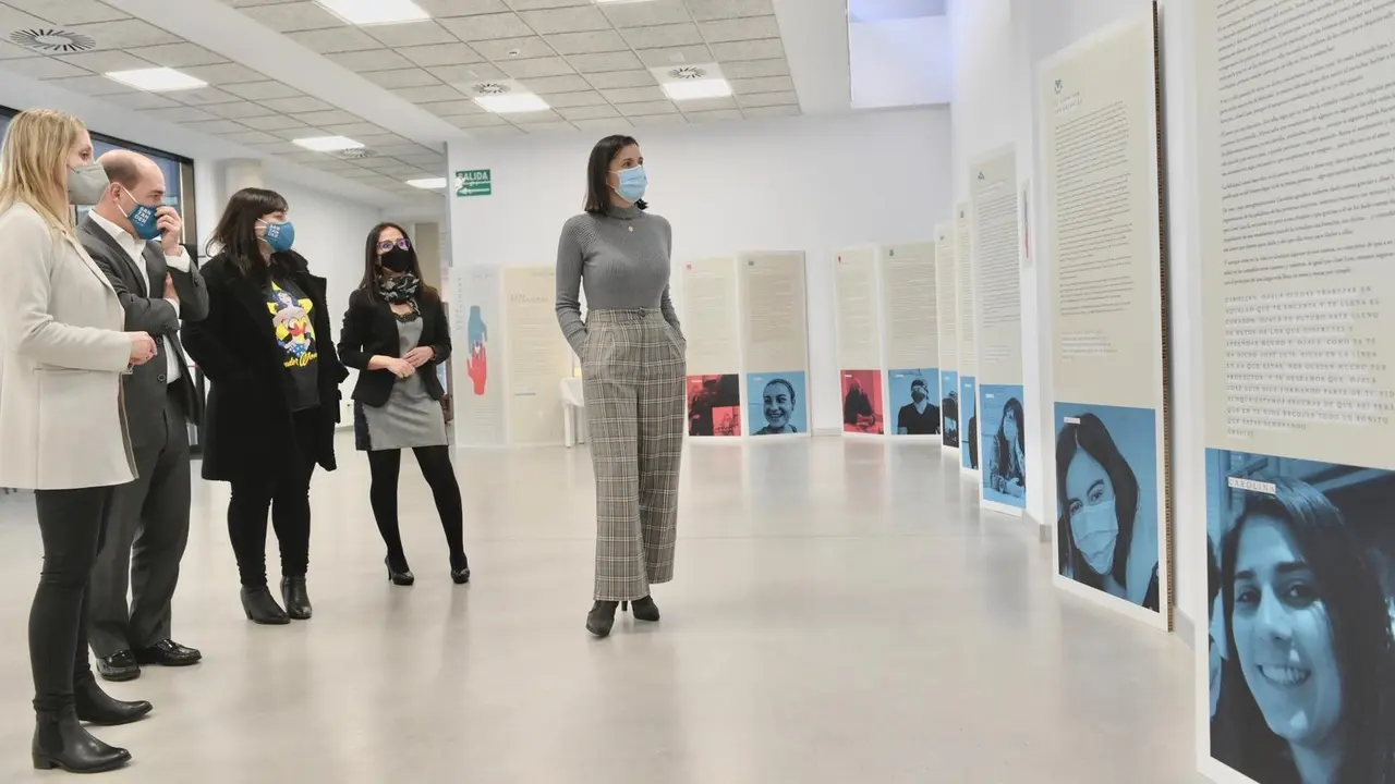 La alcaldesa de Santander, Gema Igual, visita la muestra 'GeneRelaciones, generaciones conectadas' en el centro c&iacute;vico de Cazo&ntilde;a