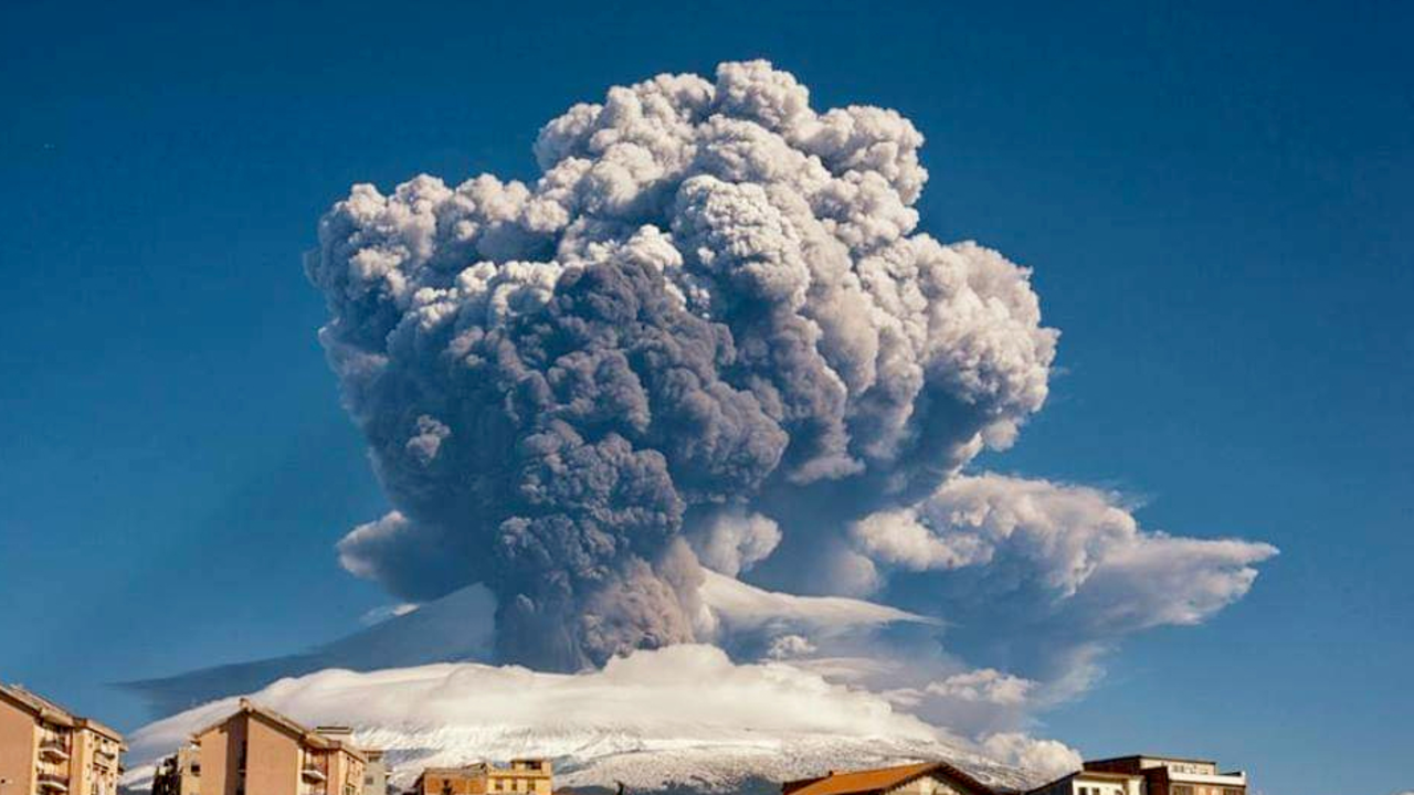 El Monte Etna entra en erupci&oacute;n en la isla de Sicilia, la monta&ntilde;a tiene m&aacute;s de 3.300 metros de altura y es Patrimonio de la Humanidad de la UNESCO. El aeropuerto de Catania ha reabierto despu&eacute;s de cerrar temporalmente debido a la erupci&oacute;n, inform&oacute; el mi&eacute;rcoles la agencia de noticias ANSA. Foto: Davide Anastasi/LaPresse v&iacute;a ZUMA Press/dpa