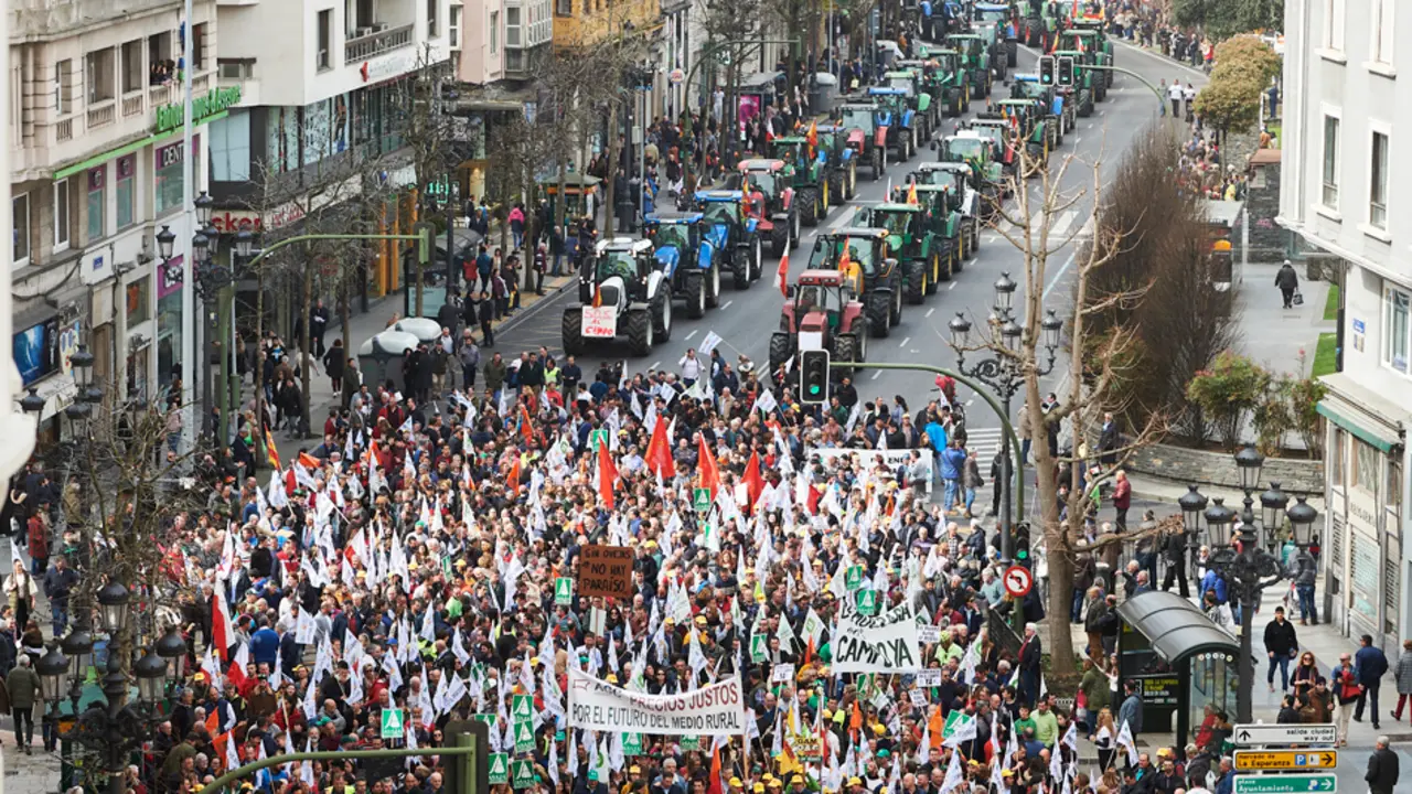 Tractores, ganaderos y agricultores durante la manifestaci&oacute;n para reclamar precios justos en el campo. el 28 de febrero de 2020. / HARDY