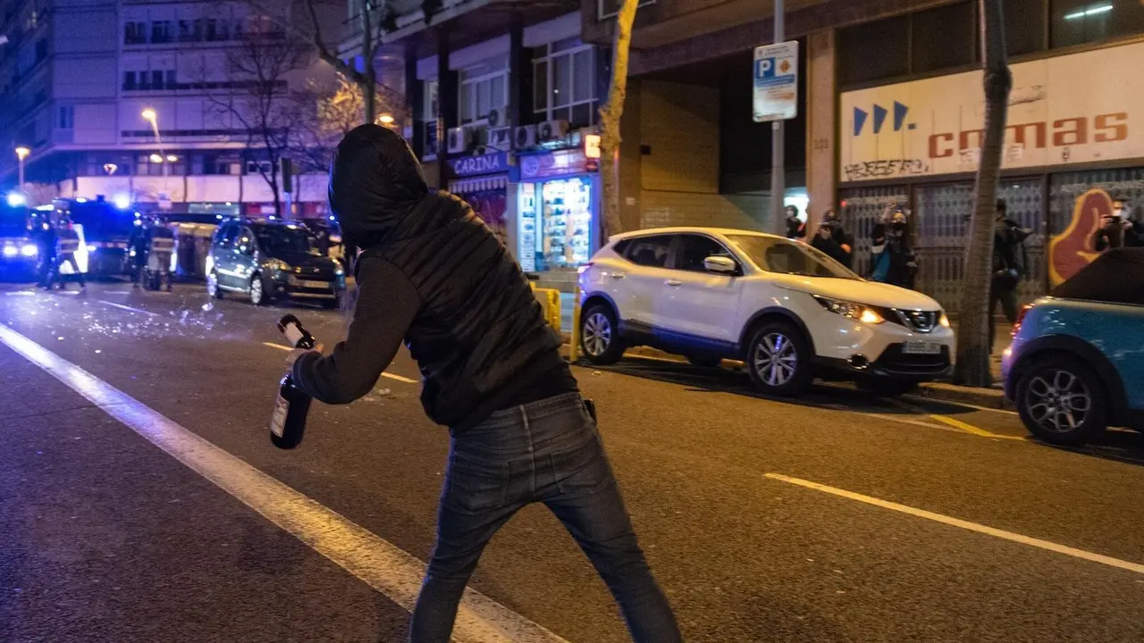 Una persona lanza una botella de cristal en la octava noche consecutiva de protestas en Barcelona, que comenzaron la semana pasada por el encarcelamiento del rapero Pablo Hasel