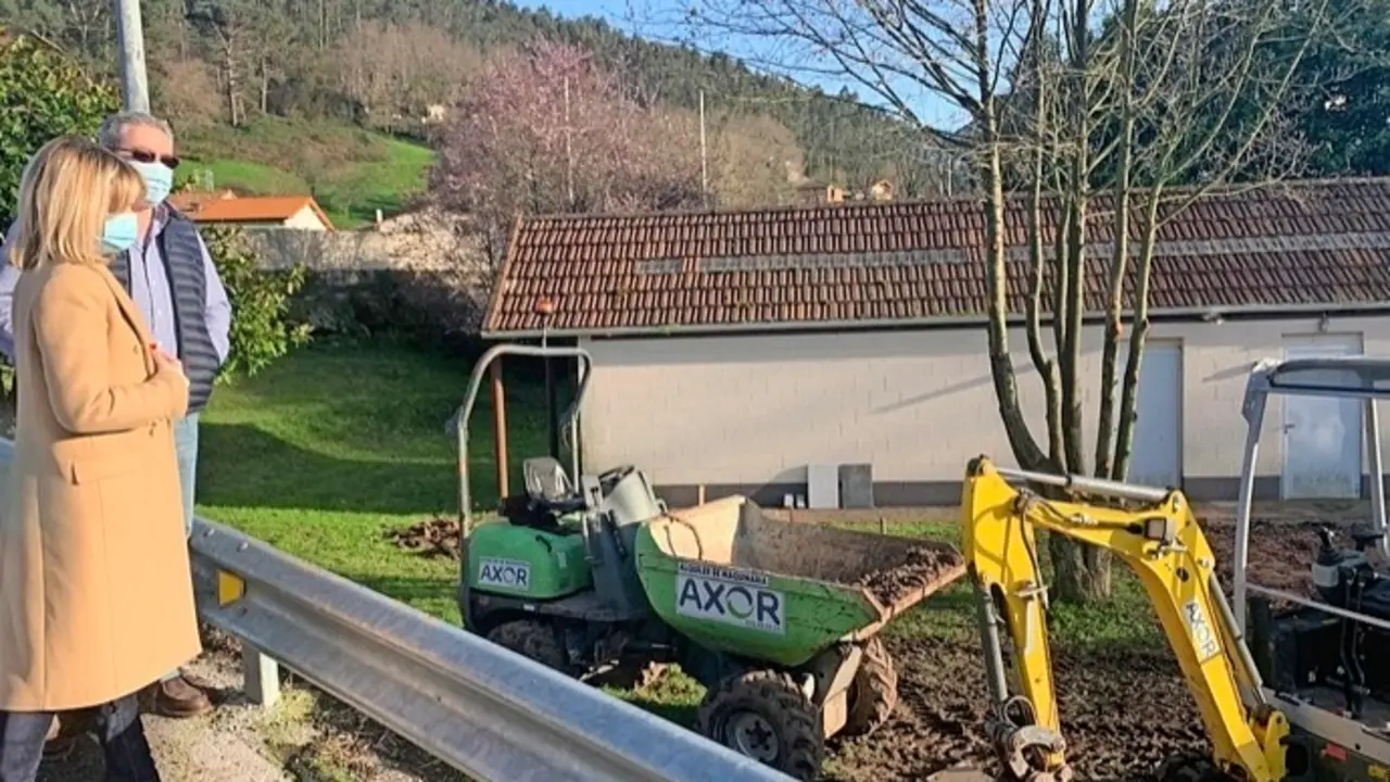 La alcaldesa durante la visita a las obras.